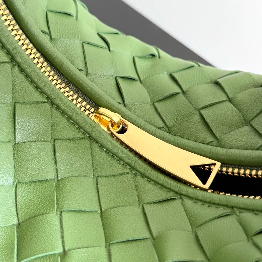 Batch 1120 Bottega veneta͙.——The latest woven knotted hobo🔥 The top-grade lambskin leather is very soft, the bag shape is unique, practical and durable. It retains the traditional woven elements while being a little more flamboyant ~ Made of hand-woven sheepskin, zipper opening and closing, curved seamless structure, effortless to match. Highly recommended⚠️⚠️⚠️ The highest-end in the market🌈 Welcome to compare [all shipped from the factory with a full set of packaging] size: 26x13x8.5cm.    Model: 651876